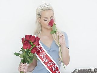 This blonde beauty shows us why she deserves her crown