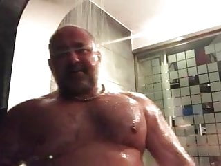Te invita a la ducha (not porn)