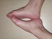 Elli moves her sexy (size 36) feet
