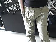 Dans mon pantalon kaki militaire 