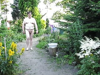 Holger Spaziert Nackt Im Garten...