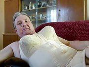 Andreas wichst im Corselette