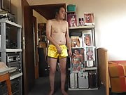 sexy satin shorts in gelb