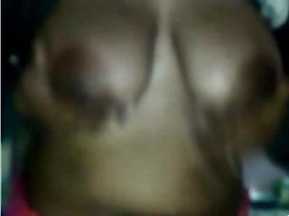 indian whore shwoing her boobs in cam