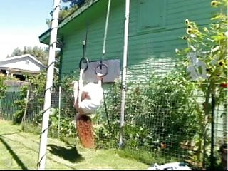 Ginnastica in giardino con vibratore