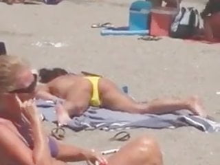 Teen fingert sich am Strand
