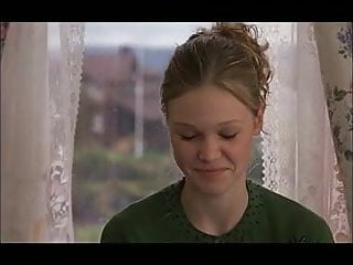 Julia Stiles laughs at a tiny dick