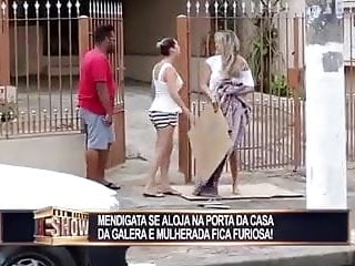 ESTA MULHER PASSOU A NOITE NA RUA E FOI CONSOLADA POR MARMAN