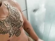 Gostoso tatuado batendo uma punheta