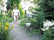 Holger spaziert nackt im Garten