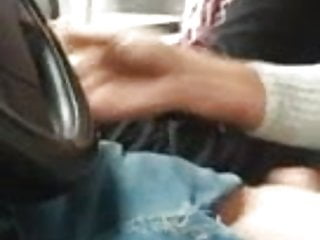 Taxifahrer holt Schwanz raus neben Kopftuch Frau