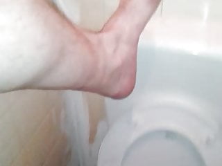 Feetlover812 piss on my feet