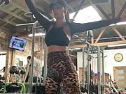 Nicole Scherzinger sexy workout in leaopard yoga pants 01