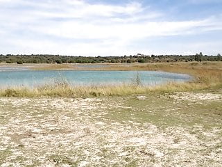 Paseando al perro por el lago.