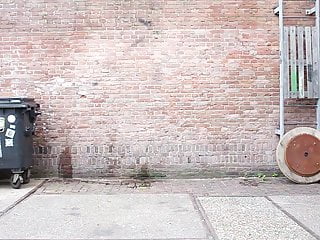 Ein Girl und 2 Typen pissen an die Wand! - Bild 10