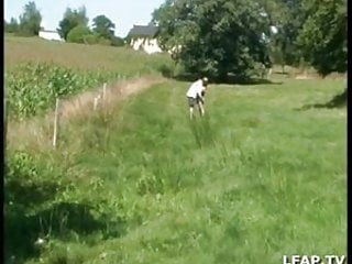 Sodomie dans le jardin avec papy...