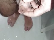 Pissing on my feet in the shower