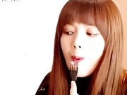 Korean celeb lisa eating food 