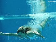Hot US blondie Lindsay Cruz swims naked in the pool