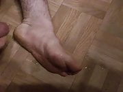 Je gicle sur mes pieds - feet cum gay