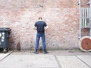 Ein Girl und 2 Typen pissen an die Wand! - Bild 9
