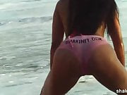 hottie shakin her booty on a public beach