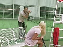 Kleine junge Blondine bekommt es Anal von ihrem tennislehrer