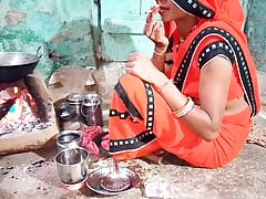 Payal bhabhi ko khana banate samay hi chod diya or bhabhi ko bidi bhi pilayi meri wife ne apne hatho se peg bana kar diya 