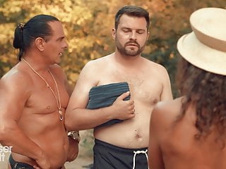 Mit Badehose am FKK-Strand