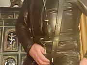 Rubber under Laethersuit